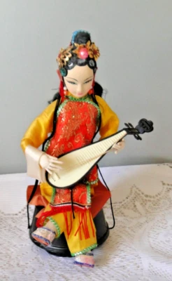 poupée musicale et mobile  joueuse de guitare avec costume traditionnel chinois - Photo 1/4