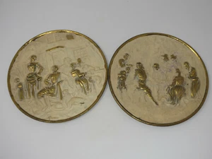 VINTAGE PAIR HAMMERED BRASS 17TH CENTURY TAVERN SCENE WALL PLATES PLAQUES - Picture 1 of 5