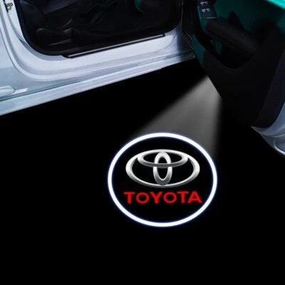 2 LUCI LED PROIETTORI SOTTO PORTA COMPATIBILE CON TANTI MODELLI TOYOTA - Immagine 1 di 4