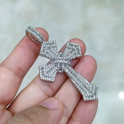 Colgante cruz moissanita VVS1 corte redondo de 2,25 quilates enchapado en oro blanco de 14 k Foto 1 de 3