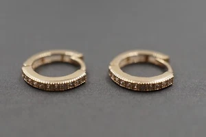 Pendientes de aro pequeño Huggie CZ de oro amarillo liso de 14 K de 1,6 mm. Hombres, mujeres y niños - Imagen 1 de 11