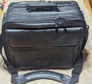 Targus Genuine Leather Universal Notebook/Laptop Carrying Case OCU2 - Black - Afbeelding 1 van 5