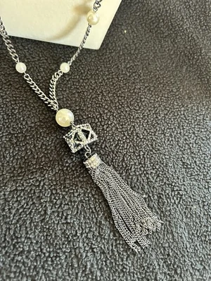 "Collar colgante ajustable con borla tono plata perla sintética Jennifer Lopez 19""" Foto 1 de 4