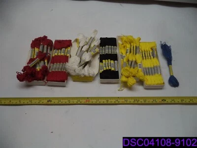 Cantidad = 67 madejas: lote mixto de hilo de bordar Sullivans 6 hilos blanco, rojo, azul Foto 1 de 3