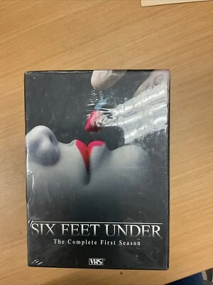 Six Feet Under - The Complete First Season (VHS, 2003, 5-Tape Set, Five... - Imagem 1 de 4