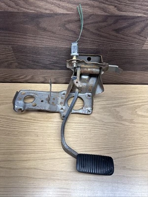 89 95 Toyota Pickup 4runner Brake Pedal assembly Bracket Automatic - Image 1 of 4