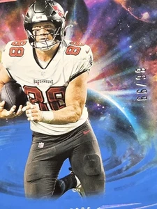 Cade Otton 2025 Panini Origins Blu /99 #94 - Tampa Bay Buccaneers  - Foto 1 di 4
