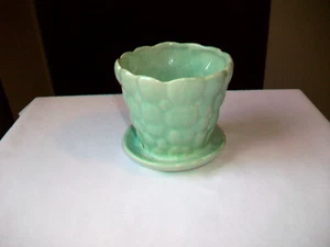 VINTAGE BRUSH MCCOY PEBBLE PLANTER WITH ATTACHED SAUCER 3 1/2" GREEN #303 - Imagen 1 de 8