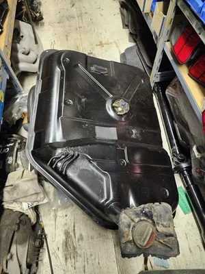 Tanque de combustible metálico genuino BMW 16111176408 E23 (inc. 733i y 735i) Foto 1 de 4