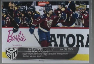 2024-25 Upper Deck PWHL Gioco Datato Momenti Laura Stacey #20 Rookie RC - Foto 1 di 7