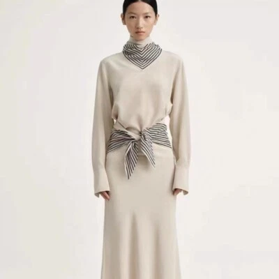 Camisa de manga larga estampada bufanda a rayas negras Toteme para mujer Foto 1 de 4