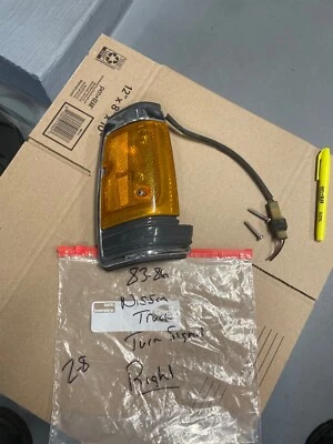 🔥 1983 - 86 Camión Nissan Datsun DERECHA carcasa señal de giro delantera - OEM Foto 1 de 4