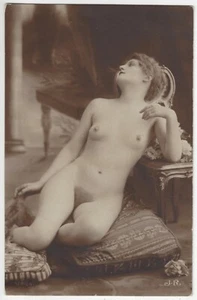 Fotografía desnuda francesa 1920 - frontal completo en almohadas por JR - Imagen 1 de 2