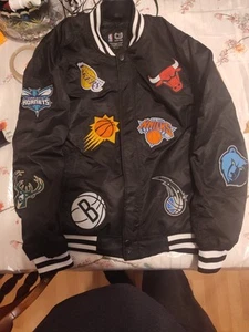 NBA Baloncesto Multi Equipo Logotipos Varsity Bomber Chaqueta Abrigo Para Hombre X PEQUEÑO - Imagen 1 de 8