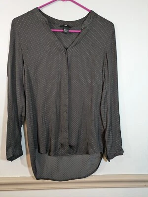 Blusa para mujer H&M con botones delanteros cuello en V gris carbón manga larga talla 2 Foto 1 de 4