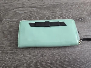 Kate Spade Lackleder Geldbörse lang Reißverschluss mintgrün mit schwarzer Schleife - Bild 1 von 5
