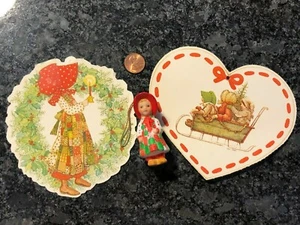 Adorno de Navidad de cerámica vintage Holly Hobbie con 2 decoraciones troqueladas pequeñas - Imagen 1 de 2