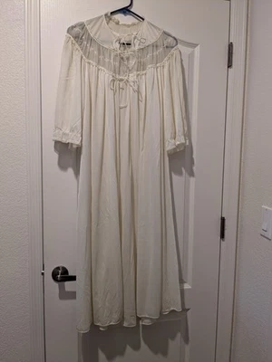 Bata de noche vintage amarilla de gasa transparente con zapatillas Foto 1 de 4