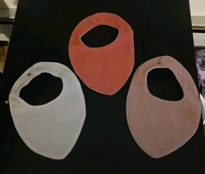 3 babadores rosa e branco para bebês meninas - Imagem 1 de 4