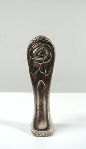 antigua mascota Art Nouveau plateada con motivo de rosa y monograma - Imagen 1 de 4
