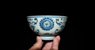Antiguo tazón de arroz chino de porcelana azul/blanco del período Ming Foto 1 de 4