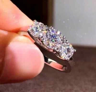 Alianza de 3 piedras de diamantes cultivados en laboratorio/CVD de corte redondo de 1,75 quilates platino 950 Foto 1 de 4