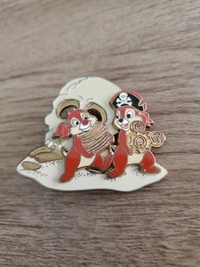 Disney Pin DLR Pirates of the Caribbean Golden Mickey Icon Chip Dale - Picture 1 of 2