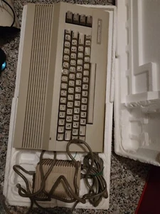 COMMODORE 64 CON SCATOLA  - Foto 1 di 5