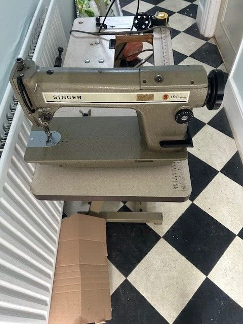EXCELLENT CONDITION, SINGER MACHINE  model 191 D300AA . MADE IN JAPAN - Image 1 of 4
