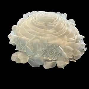 Medio sombrero vintage años 60 blanco floral, satinado remolino boda, hada nupcial vestir - Imagen 1 de 12