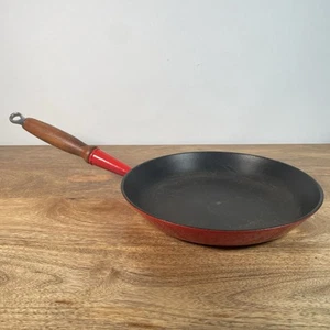 Le Creuset Frying Pan 26 Cast Iron With Wooden Handle Vintage Volcano Red France - Picture 1 of 14
