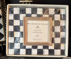 Nuevo en caja Álbum de fotos y marco pequeño Mackenzie-Childs Courtly Check 6,5 x 7 pintado a mano - Imagen 1 de 3