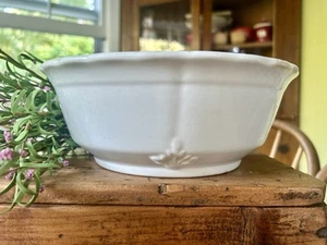 ANTIQUE VINTAGE WHITE Ironstone ROUND Serving BOWL 8.5” FLEUR DE LIS*J&G MEAKIN* - Picture 1 of 11