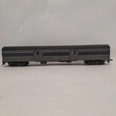 HO Rivarossi UP Union Pacific RR Overland Baggage Car #5608 - Image 1 of 4