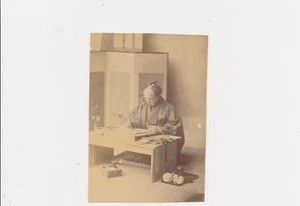 1880er Jahre japanischer Künstler bei der Arbeit einige Hand Coloring Albumen Fotografie - Bild 1 von 2
