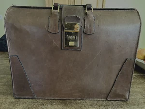 LION LEATHER PRODS. Heavy Leather Briefcase / Lawyer - Doctor Bag Made in USA - Picture 1 of 4