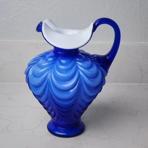 "Jarra Fenton azul cobalto superpuesta sobre borde blanco con volantes 7,25"" vintage" - Imagen 1 de 7