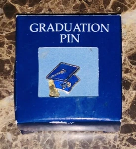 Punze Vintage 1984 Graduate Graduation Anstecknadel mit Original Box - Bild 1 von 2
