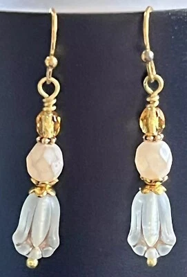 Pendientes colgantes pequeños de oro y marfil grabado con cuentas de flores. Bloom. Foto 1 de 4