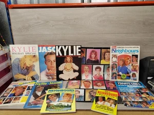 Neighbours Bundle Books And Posters - BBC Kylie Jason - Imagen 1 de 9