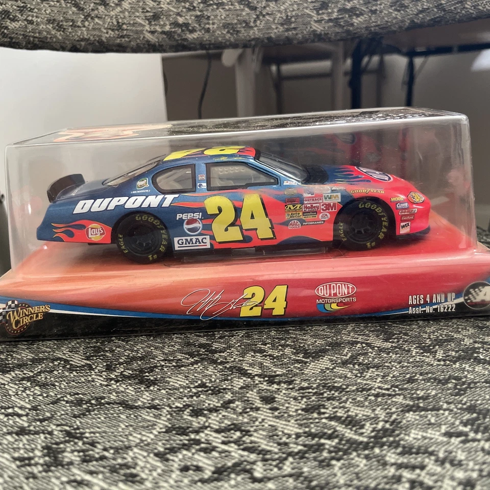 2004 Winners Circle Jeff Gordon #24 Dupont Chevy Monte Carlo Diecast 1 24