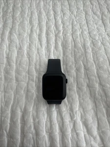 Apple Watch SE (2nd Generation) GPS-Only 44mm Black - Photo 1 sur 5