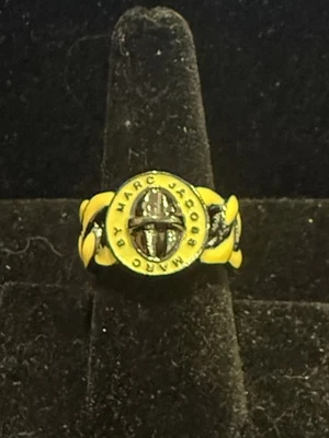 Marc By Marc Jacobs 金色 Katie Turnlock 戒指 - 尺寸 - 8.5 黄色珐琅 SS — 第 1/3 张图片