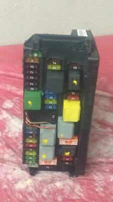 2014 梅赛德斯-奔驰 W204 C300 C350 C250 前 SAM 模块保险丝盒 A2129003825 — 第 1/4 张图片