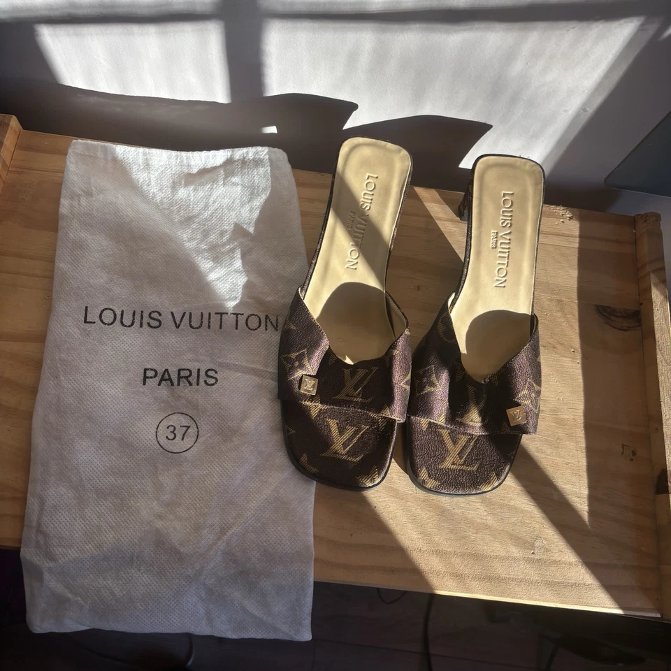 SANDALIAS LOUIS VUITTON MONOGRAMA TACÓN SIN CORDONES TALLA 37 NUNCA USADAS Foto 1 de 4