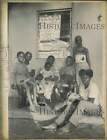 1975 Press Photo Albertha Grayson And Her Children Sit Outside Their Home