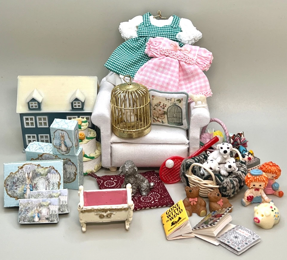 Lote de decoración de vestidos juguetes artículos de habitación de niñas miniatura para casa de muñecas vintage 1:12 Foto 1 de 4