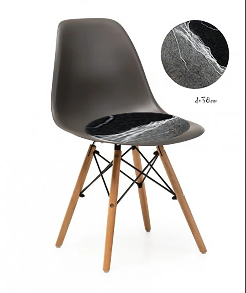 Están disponibles asientos de lana de fieltro cálido con estilo hecho a mano para sillas duras o taburetes Foto 1 de 4