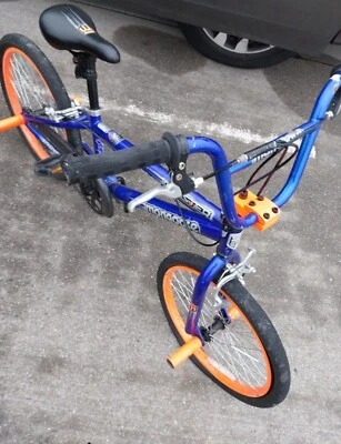 Bicicleta BMX Mongoose Booster 20" - Azul con 4 clavijas MODELO: R2100KMH Foto 1 de 3