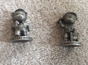 Avon Zinnbär 1983 Mini Figur - First Day Back and Hard at Work - Bild 1 von 2